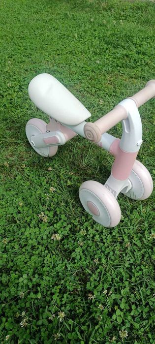Bicicletă fără pedale / pushbike / tricicleta copii 1-3 ani alb-roz Juju Dody, stare foarte bună