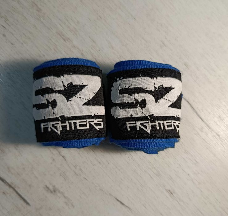 Продавам боксов комплект SZ Fighters за 50€ (купуван за 160лв). Включва кожени ръкавици 10oz, протектори за пищяли, бинтове и гума за зъби.