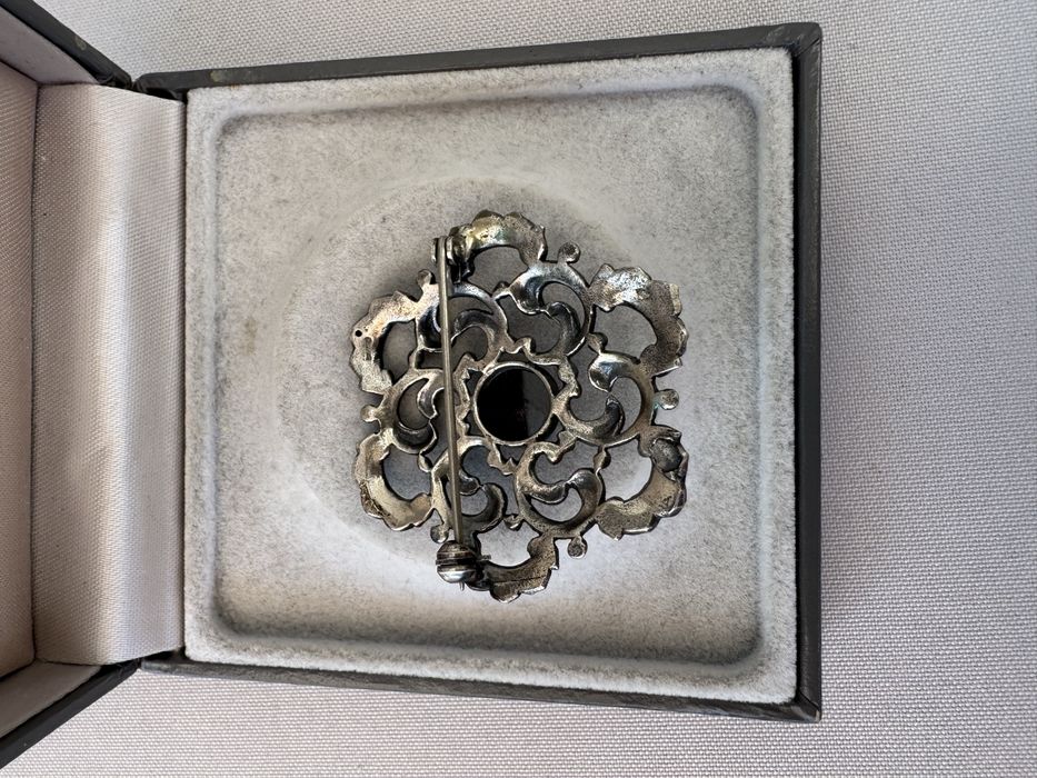 Brosa din argint si granat fatetat