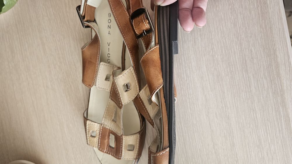 Продам сандалии женские