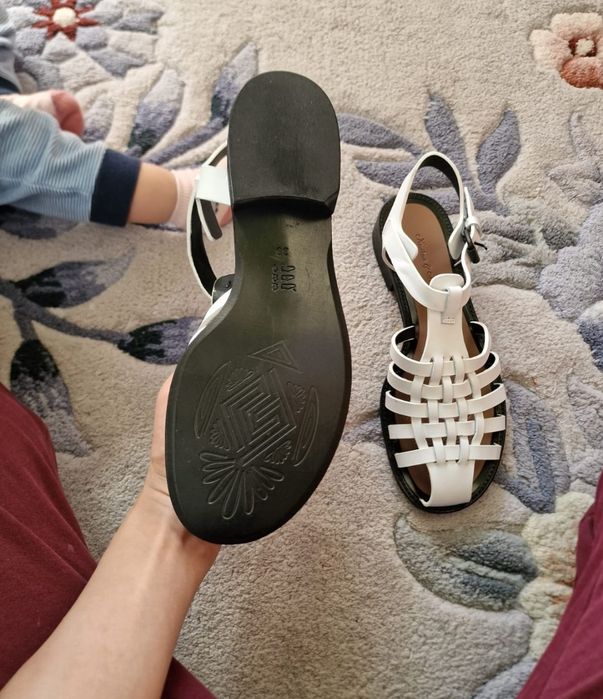 Кожаные новые сандалии