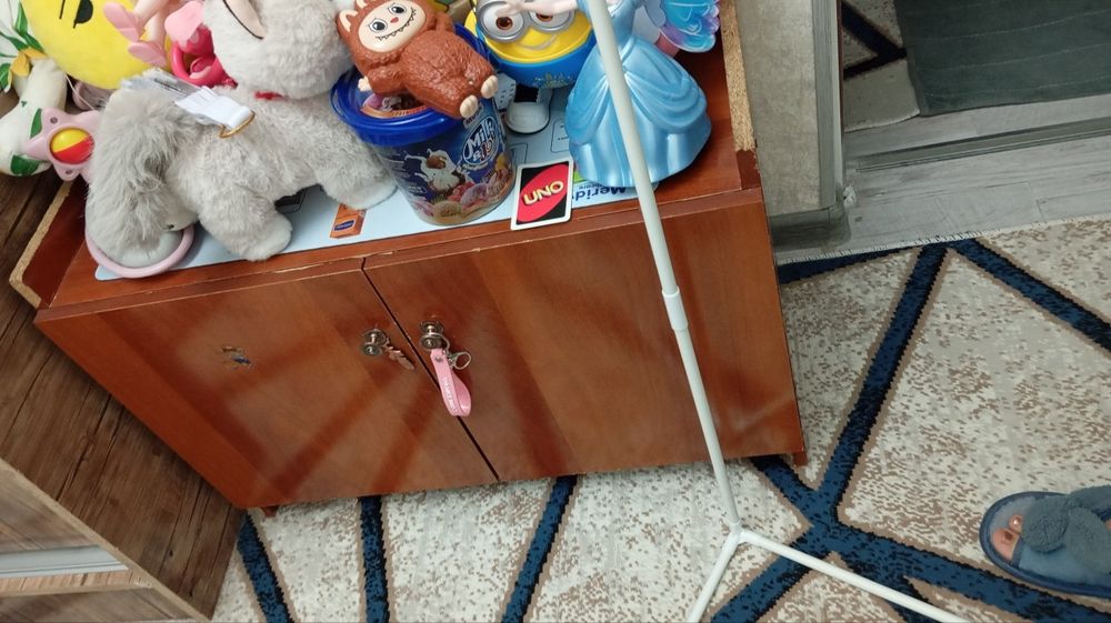 Shkaf+tumbochka sotiladi