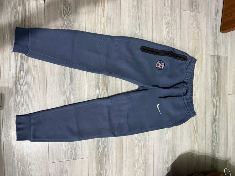 Продавам nike tech псж