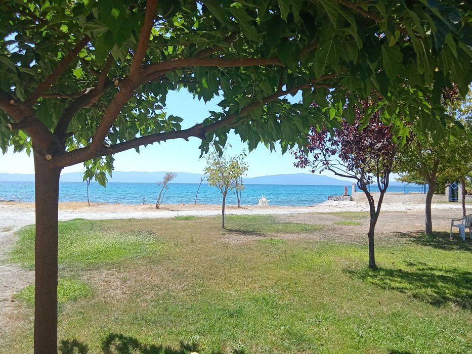 Дава  парцел 440за каравани в Кариани до брега.Ток, вода, шахта.6000 е