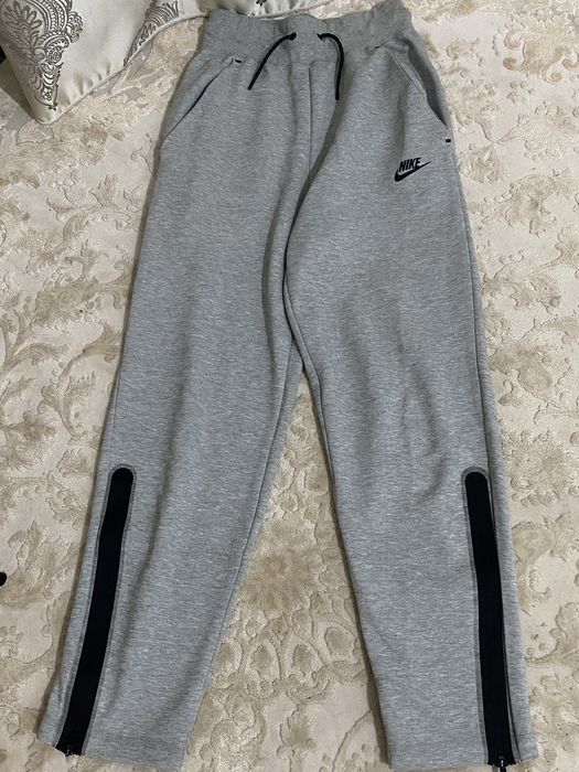 Pantaloni de trening nike tech fleece DE FEMEI !!!