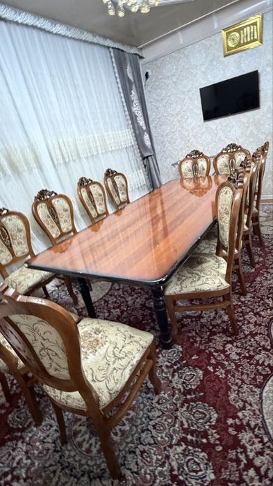 Большой прямоугольный стол и 12 стульев