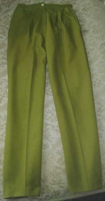 Pantaloni de la United Colors of Benetton, model foarte frumos, sunt foarte frumos lucrati, cu talie mai inalta