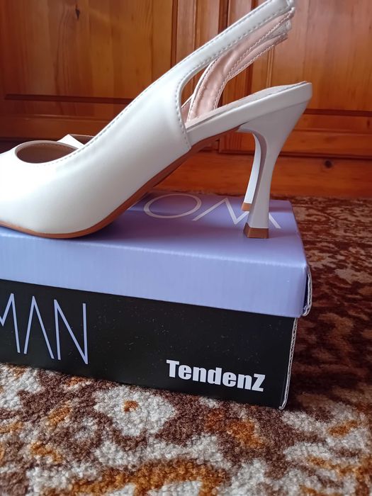 Бели обувки с висок ток