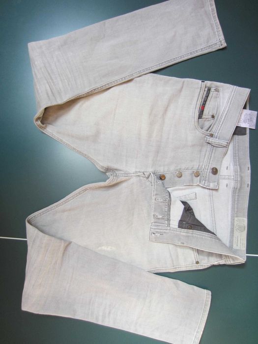 Blugi Diesel TEPPHAR W32 L32, culoare wash 0687W Stretch croiala skinny, 1+3nasturi inscriptionati stare f. buna.