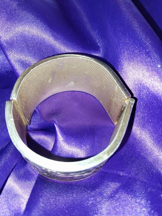 Винтидж Гривна с релефна сцена на лов за бизони