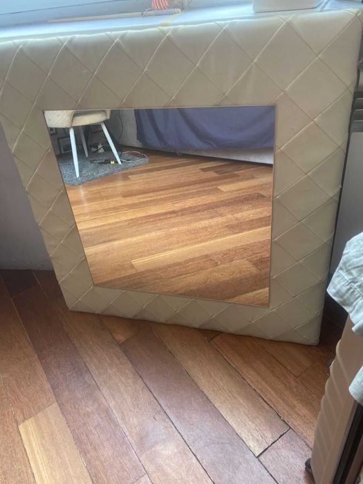 Зеркало в кожаной раме