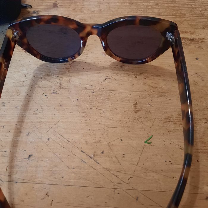 Продавам слънчеви очила