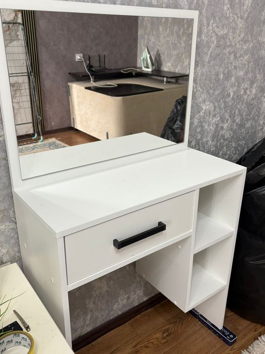 Продам стол с зеркалом