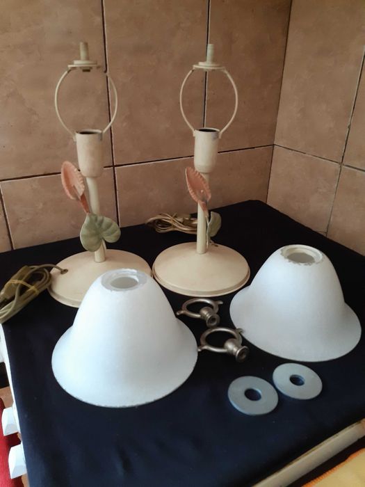 Veioze mat. neferos cu abajur sticla, functionale si cu ornamente florale
