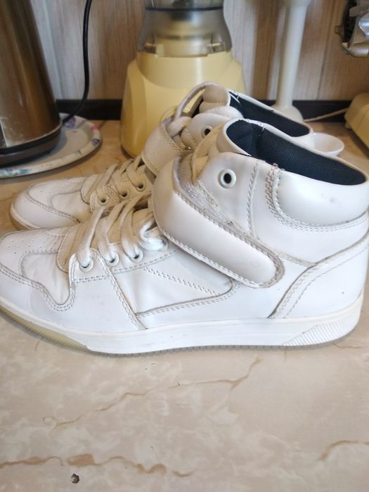 Фирменные модные кроссовки