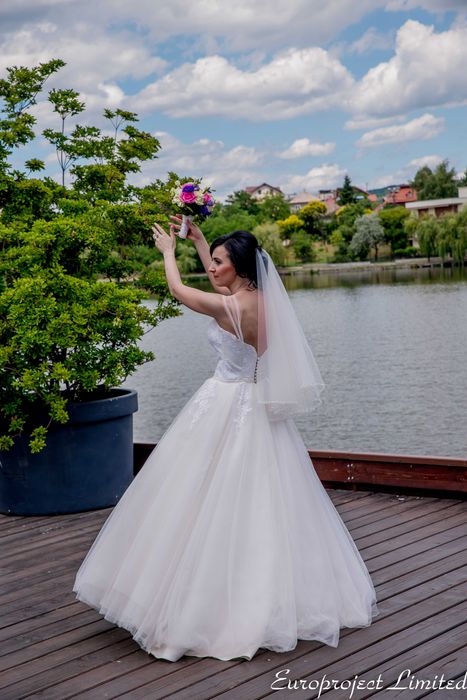 ,,Vand rochie de mireasa,,