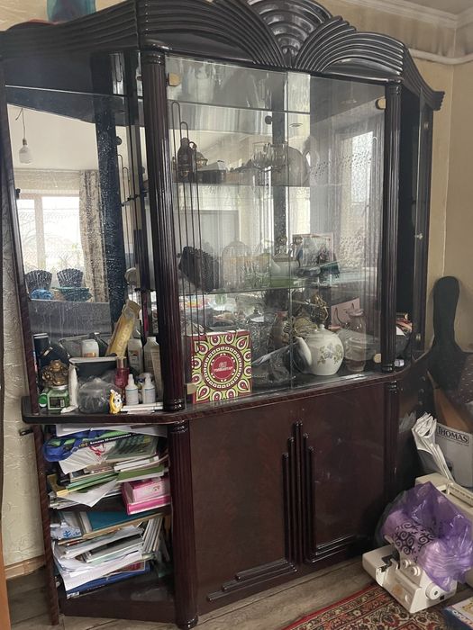 Продам стол и сервант 3 стула