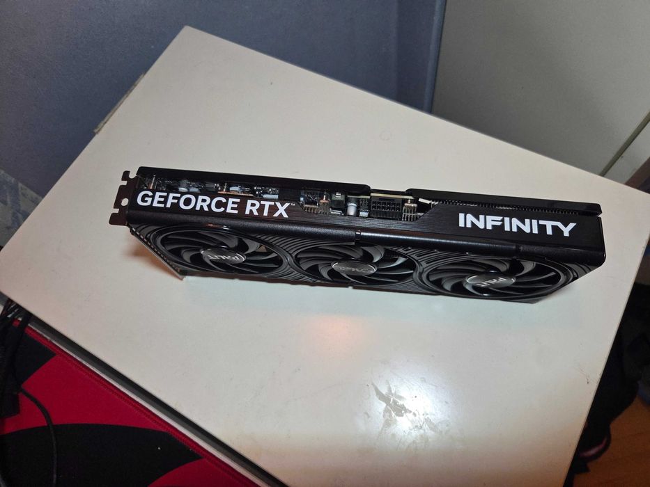 Vand placa video in GARANTIE nVidia GeForce RTX 5070 ca noua