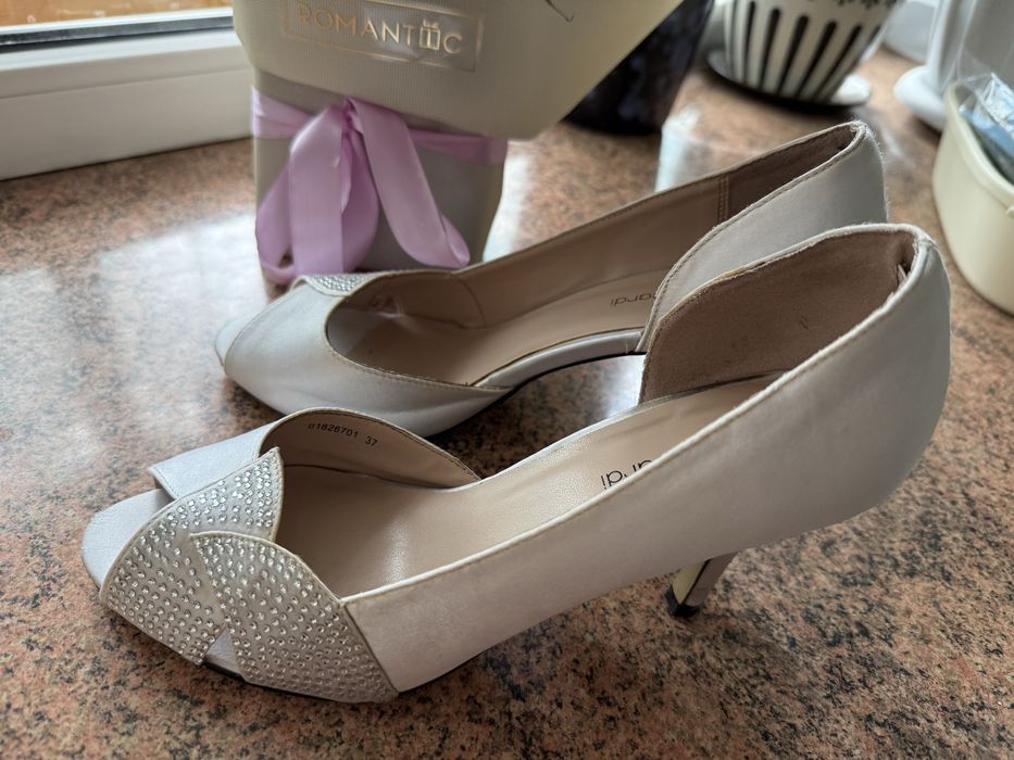 Свадебное платье, туфли лодочки