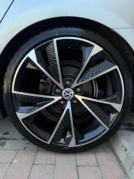 Джанти с гуми 235/35 ZR19 (RS7)