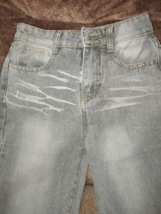 Продам джинсы новые на девочку подростка