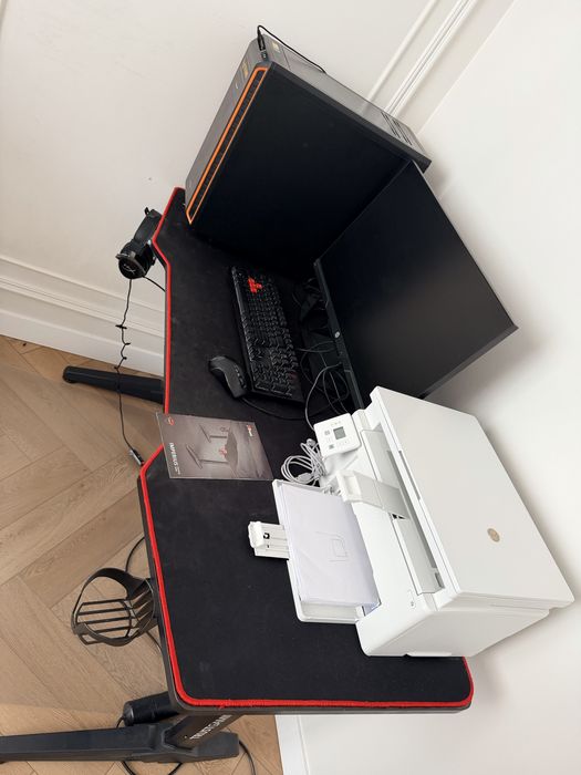 Компьютерный стол с ковриком