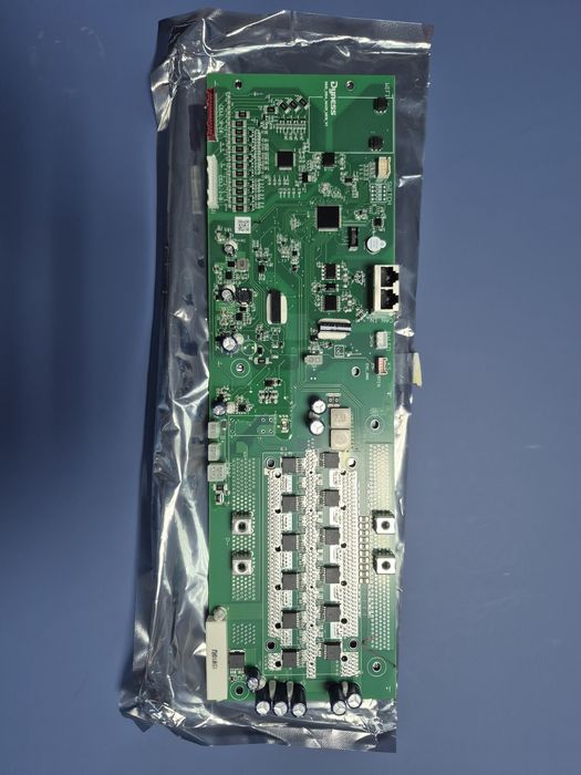 Vând placă BMS originală pentru baterii Dyness. Este versiunea hardware noua compatibila cu VICTRON