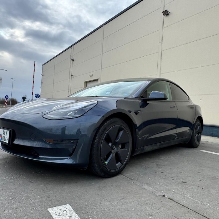 Vând Tesla Model 3