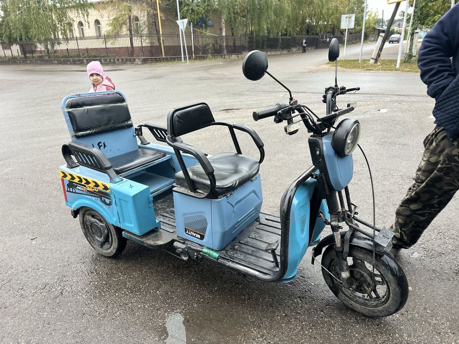 Продаю трицикл синего цвета