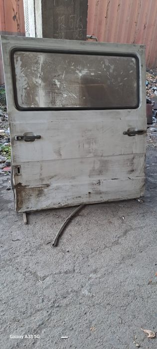 Продам дверь от мерседес бензин МВ 100