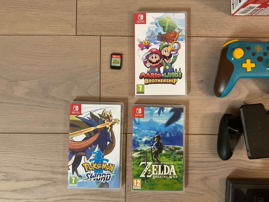 Nintendo Switch OLED + 4 игри + аксесоари | Отлично състояние