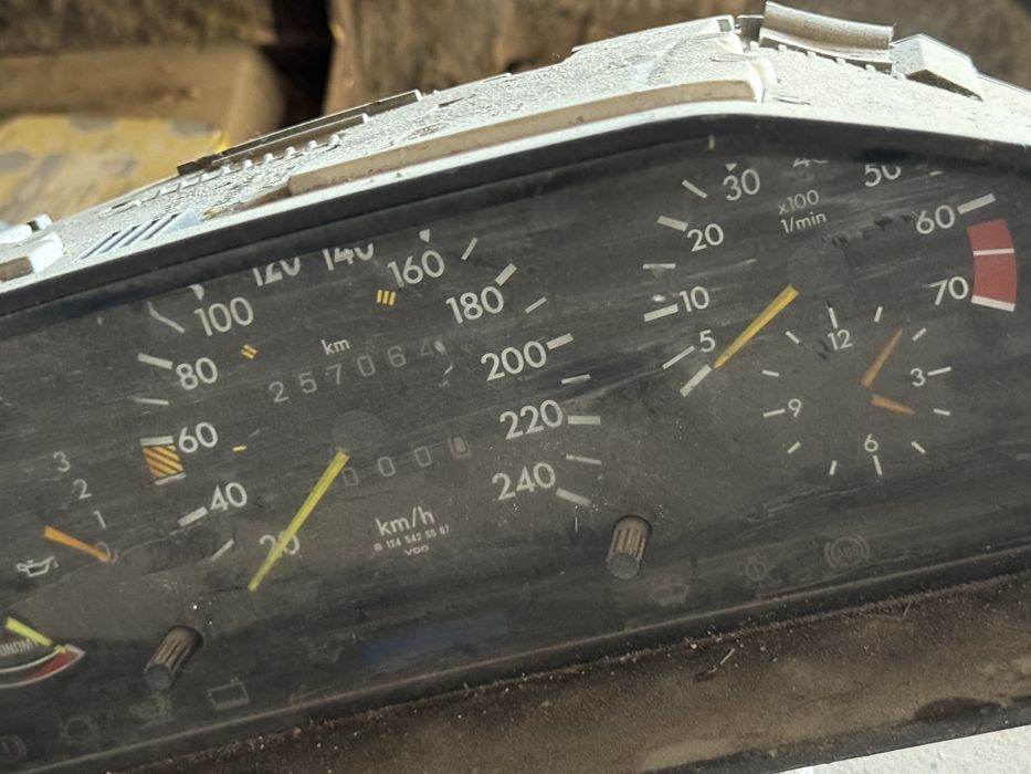 Продам щиток приборов на мерс