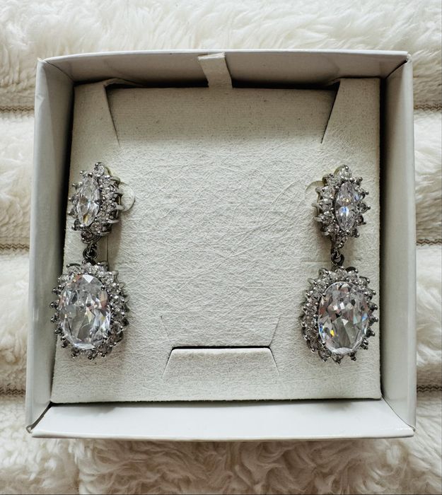 Гривна SWAROVSKI, обеци INVOKE, часовник GUESS