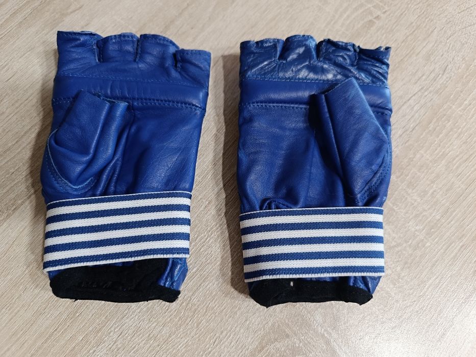 Перчатки для единоборств