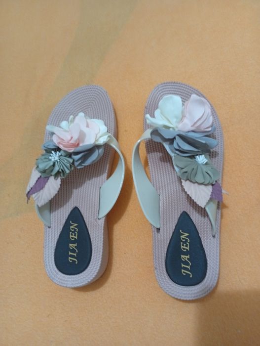 Женские шлепки-сланцы,удобные с украшением в виде цветка.