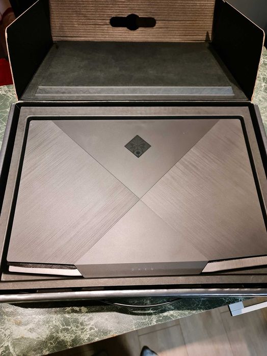 HP OMEN 17 ( 17-CB1001NU ) RTX 2080 SUPER, 32GB RAM, i7-10750H 5 GHz