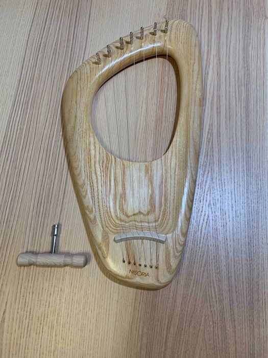 Vând liră Nisoria pentatonică, 7 corzi, lemn de arțar, lucrată manual