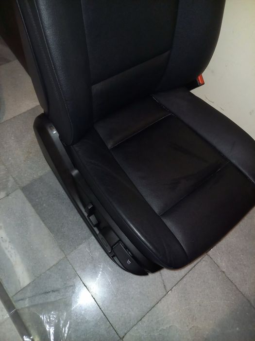 Черни кожени седалки за BMW