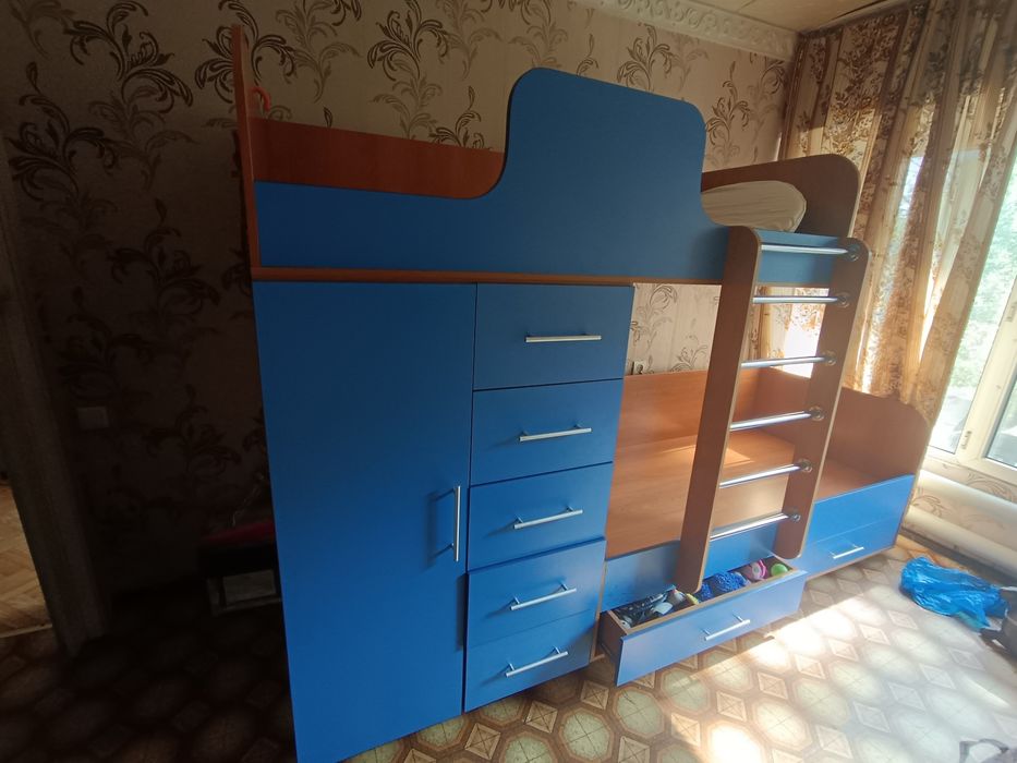 Продам двухъярусную  кровать