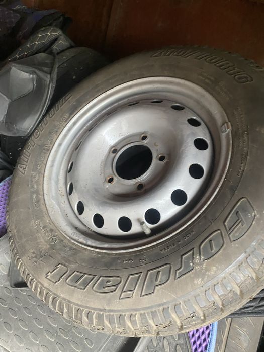 Продам резину с дисками на ниву