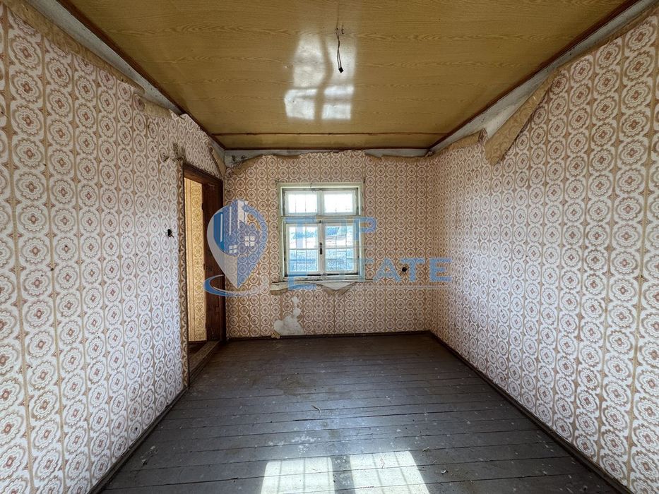 Двуетажна слънчева вила във вилната зона на град Бяла Черква