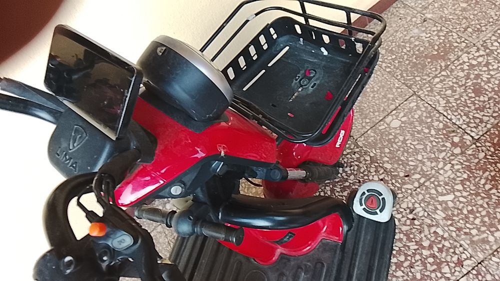 Vând triciclu foarte puțin folosit