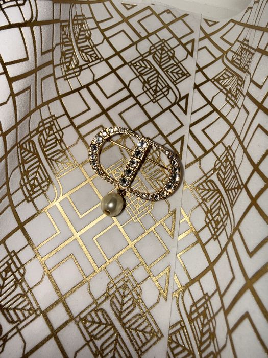 Brosa suflata cu aur si cristale Dior