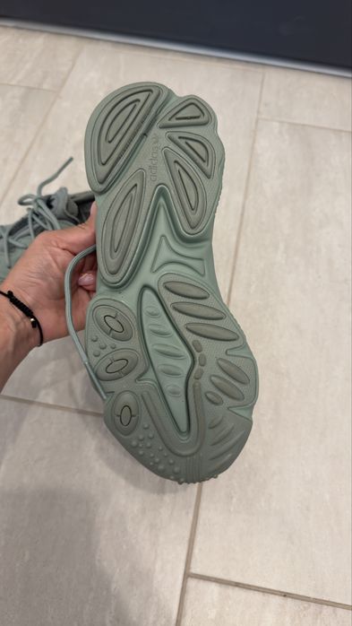 adidas Спортни обувки OZWEEGO