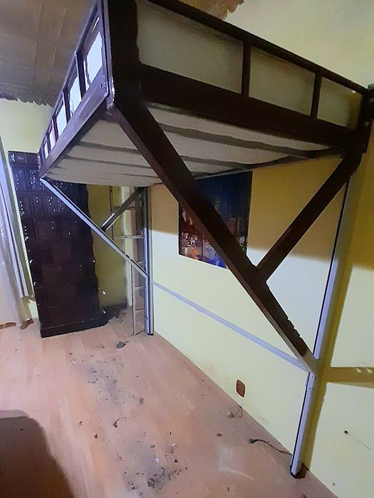 Pat suspendat de perete