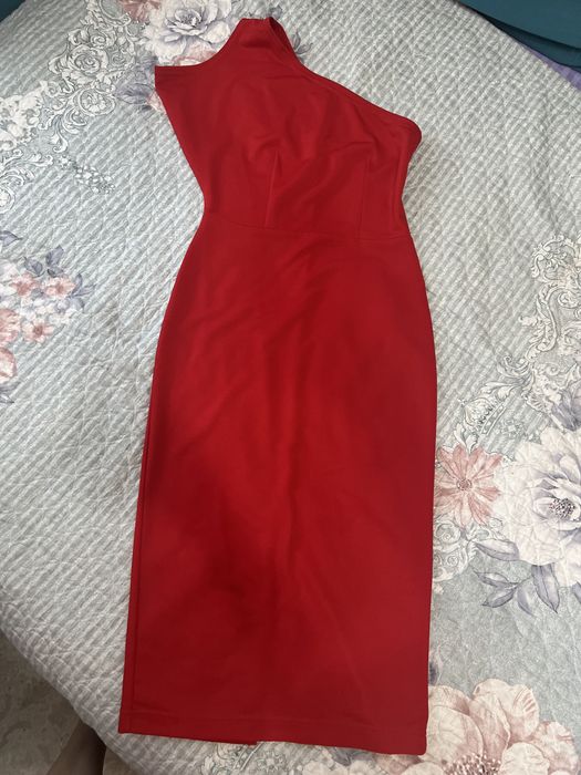 Красное платье