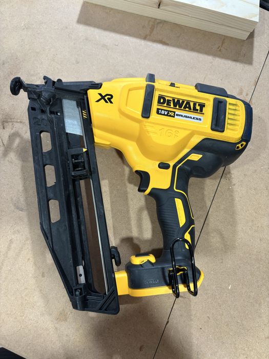 Trei pistoale dewalt, dcn660 si dcn682
