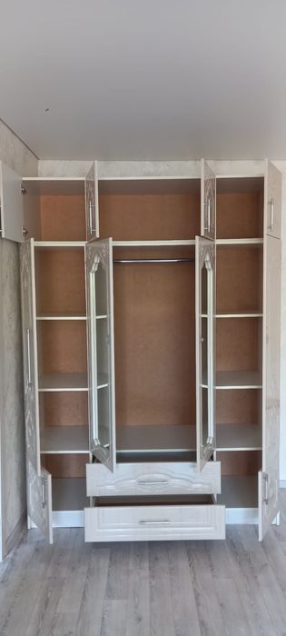 Срочно продается платяной шкаф