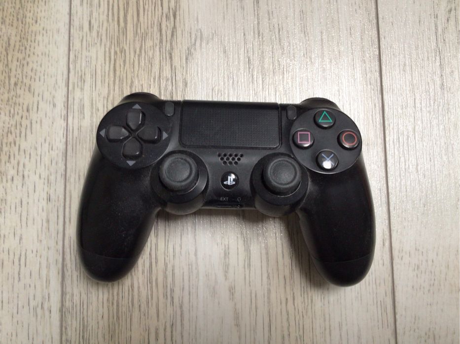 Playstation 4 Pro 1 TB + 2 manete