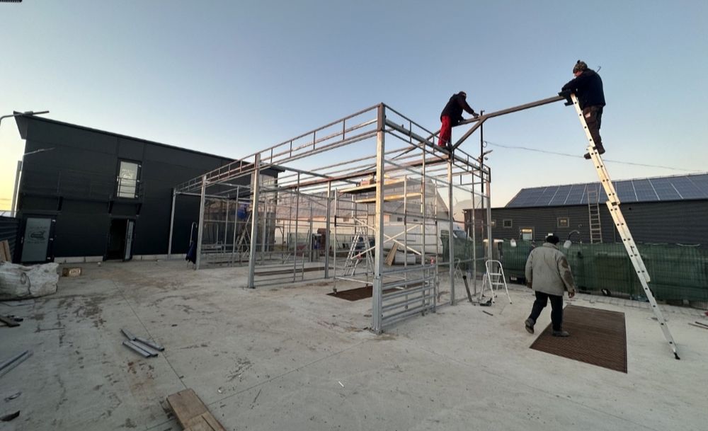 Vând structura metalice